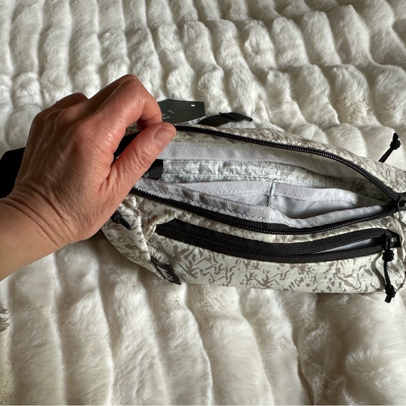 REI Trail 2 Waist Pack in Gray and Black - Picture 4 of 4